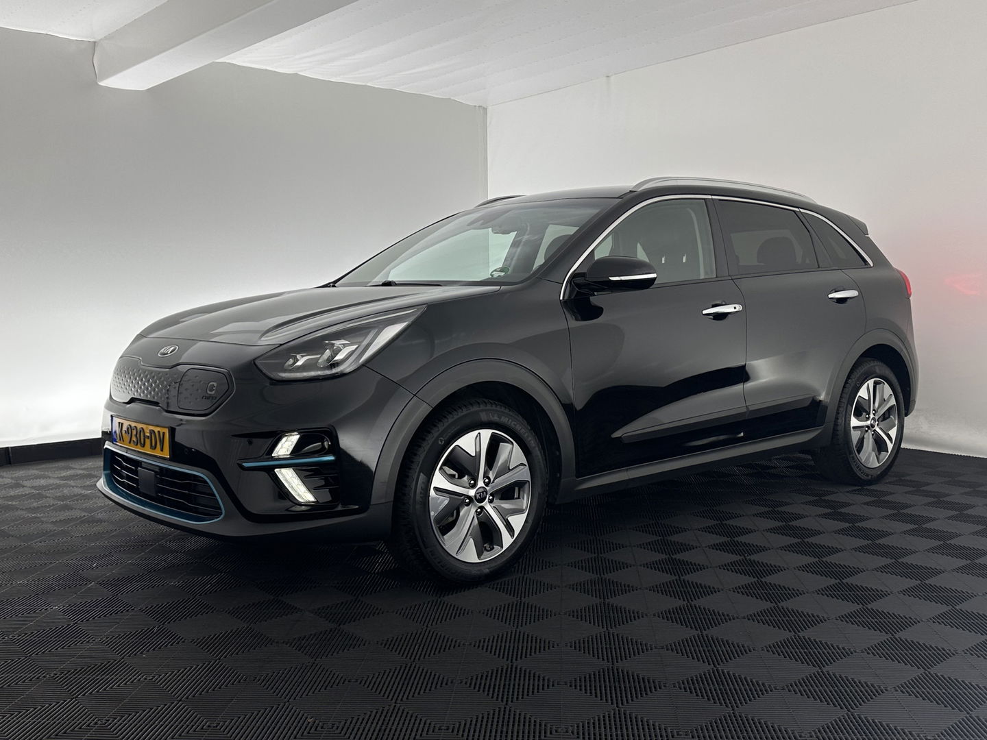 Kia e-Niro ExecutiveLine 64 kWh [ 3-Fase ] {SOH-100%} (INCL-BTW) Aut.*LEATHER | FULL-LED | NAVI-FULLMAP | ADAPTIVE-CRUISE | CAMERA | MEMORY-PACK | LANE-ASSIST | KEYLESS | DIGI-COCKPIT | PRIVACYGLASS | SHIFTPADDLES | 17"ALU*