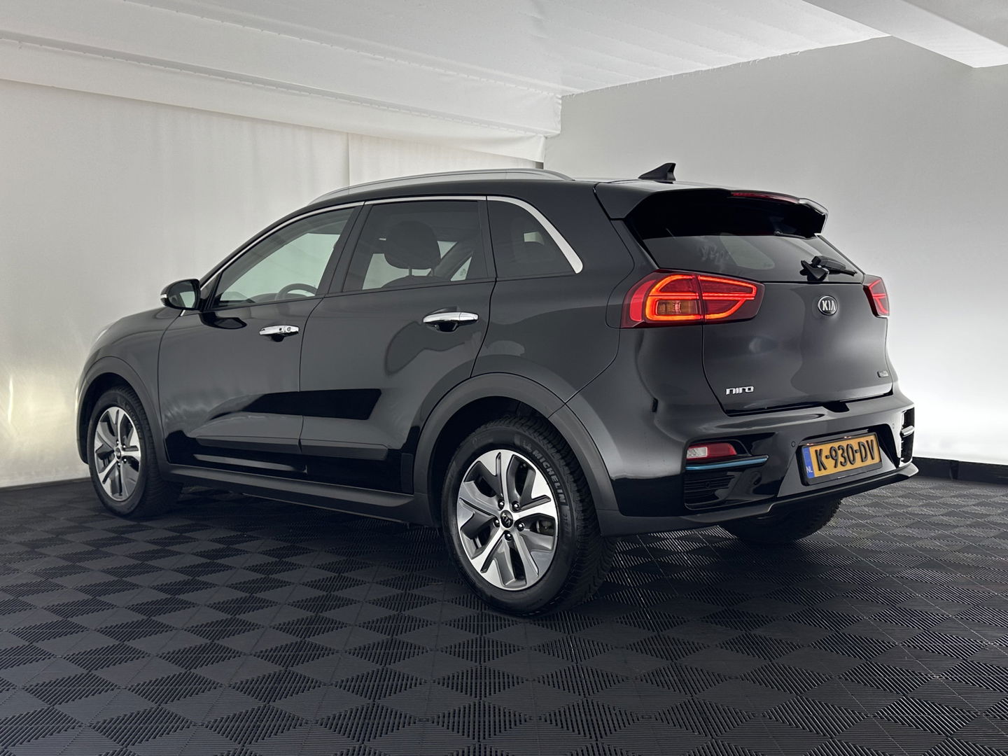 Kia e-Niro ExecutiveLine 64 kWh [ 3-Fase ] {SOH-100%} (INCL-BTW) Aut.*LEATHER | FULL-LED | NAVI-FULLMAP | ADAPTIVE-CRUISE | CAMERA | MEMORY-PACK | LANE-ASSIST | KEYLESS | DIGI-COCKPIT | PRIVACYGLASS | SHIFTPADDLES | 17"ALU*