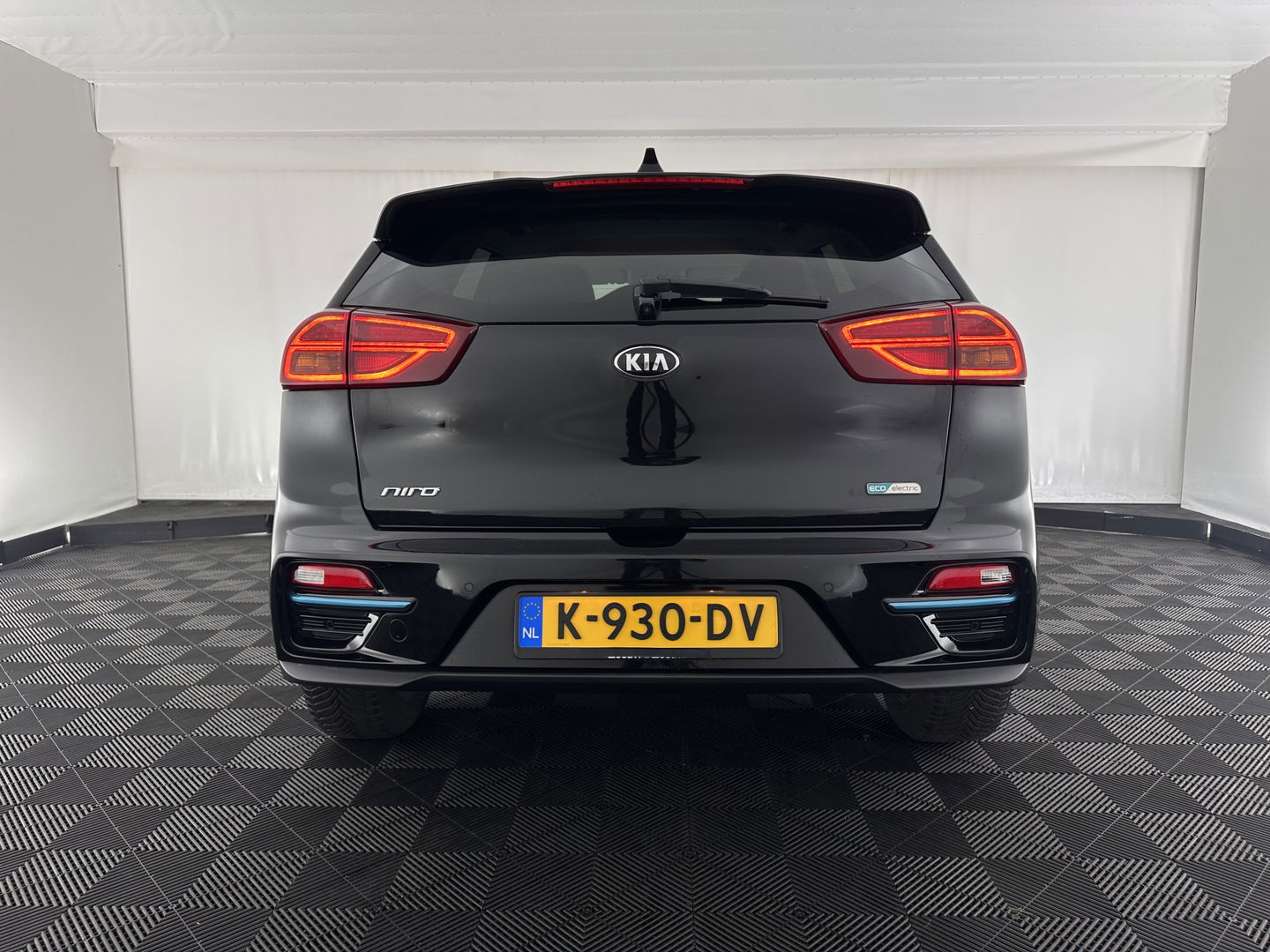 Kia e-Niro ExecutiveLine 64 kWh [ 3-Fase ] {SOH-100%} (INCL-BTW) Aut.*LEATHER | FULL-LED | NAVI-FULLMAP | ADAPTIVE-CRUISE | CAMERA | MEMORY-PACK | LANE-ASSIST | KEYLESS | DIGI-COCKPIT | PRIVACYGLASS | SHIFTPADDLES | 17"ALU*