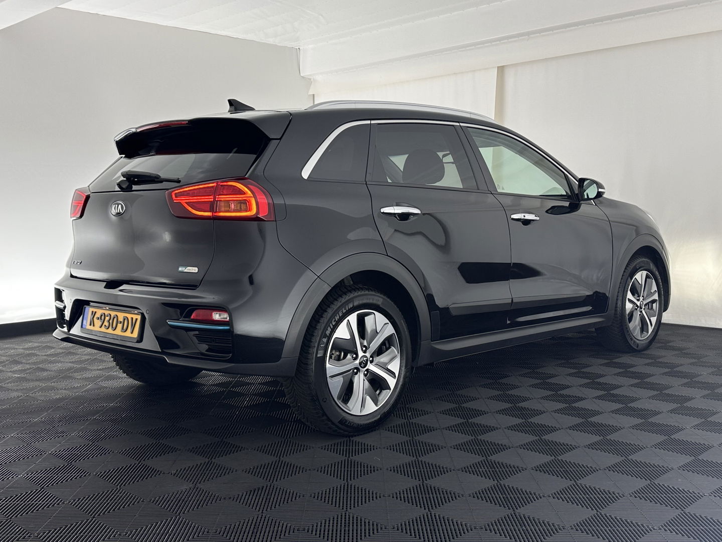 Kia e-Niro ExecutiveLine 64 kWh [ 3-Fase ] {SOH-100%} (INCL-BTW) Aut.*LEATHER | FULL-LED | NAVI-FULLMAP | ADAPTIVE-CRUISE | CAMERA | MEMORY-PACK | LANE-ASSIST | KEYLESS | DIGI-COCKPIT | PRIVACYGLASS | SHIFTPADDLES | 17"ALU*