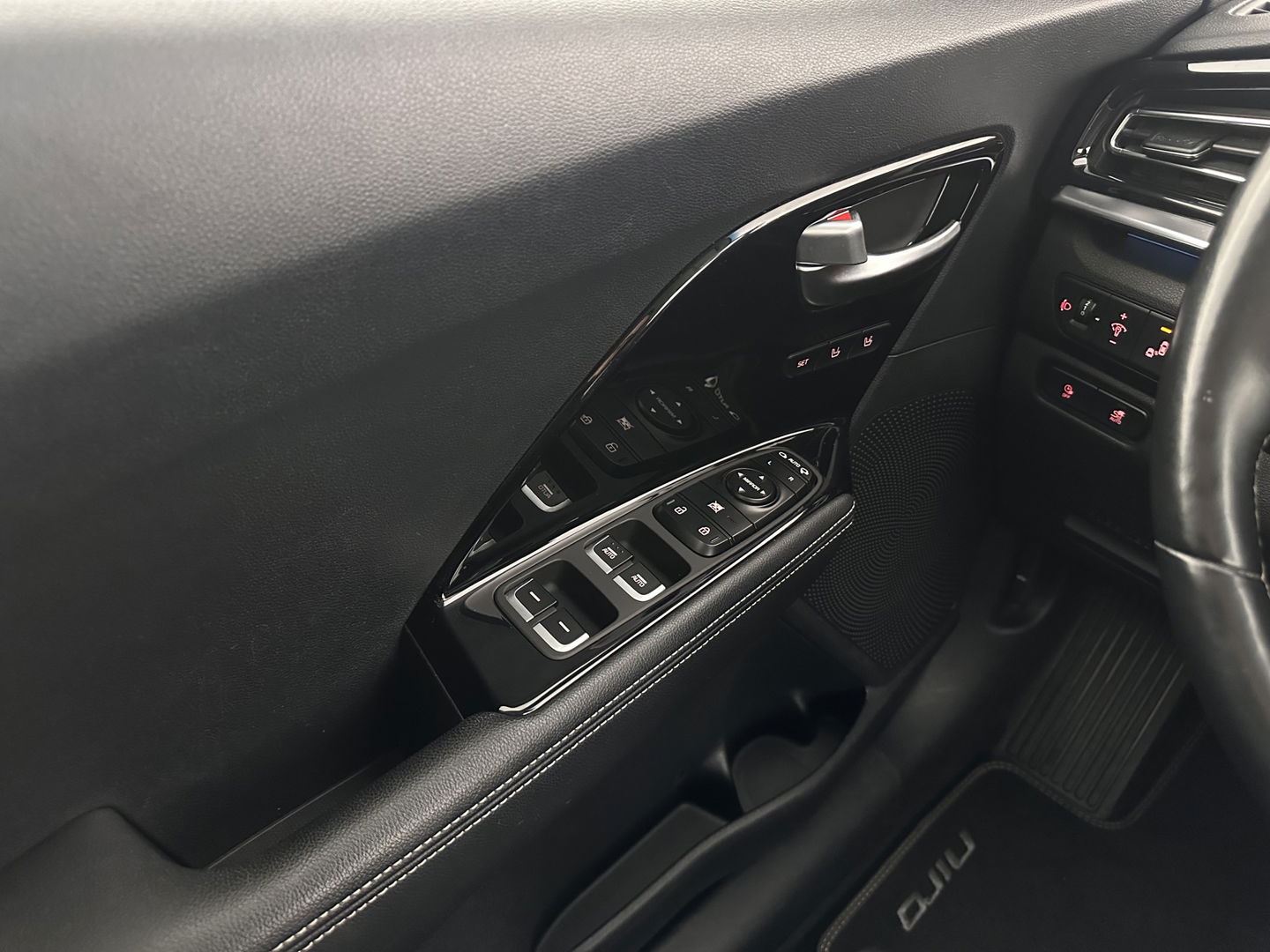 Kia e-Niro ExecutiveLine 64 kWh [ 3-Fase ] {SOH-100%} (INCL-BTW) Aut.*LEATHER | FULL-LED | NAVI-FULLMAP | ADAPTIVE-CRUISE | CAMERA | MEMORY-PACK | LANE-ASSIST | KEYLESS | DIGI-COCKPIT | PRIVACYGLASS | SHIFTPADDLES | 17"ALU*