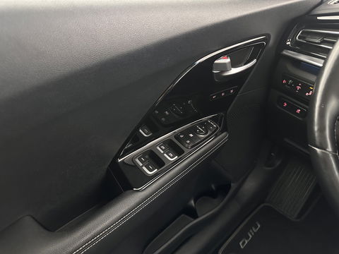 Kia e-Niro ExecutiveLine 64 kWh [ 3-Fase ] {SOH-100%} (INCL-BTW) Aut.*LEATHER | FULL-LED | NAVI-FULLMAP | ADAPTIVE-CRUISE | CAMERA | MEMORY-PACK | LANE-ASSIST | KEYLESS | DIGI-COCKPIT | PRIVACYGLASS | SHIFTPADDLES | 17"ALU*