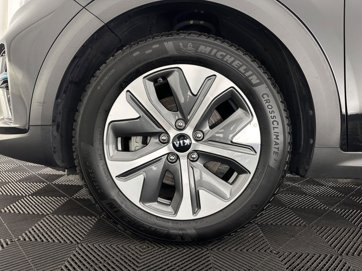 Kia e-Niro ExecutiveLine 64 kWh [ 3-Fase ] {SOH-100%} (INCL-BTW) Aut.*LEATHER | FULL-LED | NAVI-FULLMAP | ADAPTIVE-CRUISE | CAMERA | MEMORY-PACK | LANE-ASSIST | KEYLESS | DIGI-COCKPIT | PRIVACYGLASS | SHIFTPADDLES | 17"ALU*