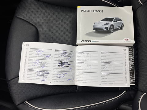Kia e-Niro ExecutiveLine 64 kWh [ 3-Fase ] {SOH-100%} (INCL-BTW) Aut.*LEATHER | FULL-LED | NAVI-FULLMAP | ADAPTIVE-CRUISE | CAMERA | MEMORY-PACK | LANE-ASSIST | KEYLESS | DIGI-COCKPIT | PRIVACYGLASS | SHIFTPADDLES | 17"ALU*