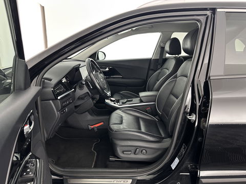 Kia e-Niro ExecutiveLine 64 kWh [ 3-Fase ] {SOH-100%} (INCL-BTW) Aut.*LEATHER | FULL-LED | NAVI-FULLMAP | ADAPTIVE-CRUISE | CAMERA | MEMORY-PACK | LANE-ASSIST | KEYLESS | DIGI-COCKPIT | PRIVACYGLASS | SHIFTPADDLES | 17"ALU*