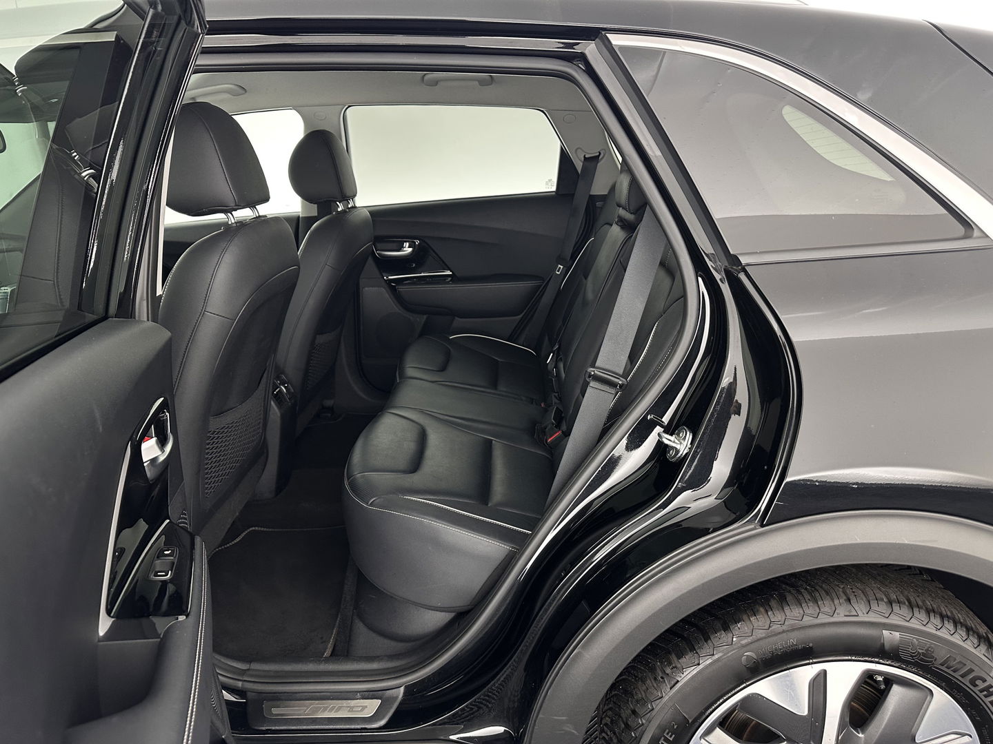 Kia e-Niro ExecutiveLine 64 kWh [ 3-Fase ] {SOH-100%} (INCL-BTW) Aut.*LEATHER | FULL-LED | NAVI-FULLMAP | ADAPTIVE-CRUISE | CAMERA | MEMORY-PACK | LANE-ASSIST | KEYLESS | DIGI-COCKPIT | PRIVACYGLASS | SHIFTPADDLES | 17"ALU*