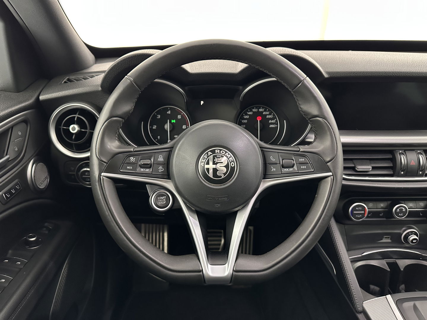 Alfa Romeo Stelvio 2.2d AWD Super Aut. *PANO | ADAPTIVE-CRUISE | LEATHER | XENON | MEMORY-PACK | HARMAN/KARDON | BLIND-SPOT | CAMERA | DAB+ | NAVI-FULLMAP | HEATED-SPORTSEATS | ECC | PDC | TOWBAR | 19''ALU*