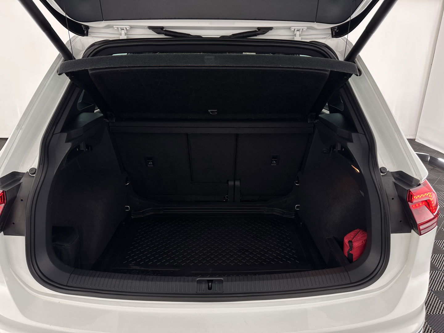 Volkswagen Tiguan 2.0 TSI 4Motion Highline Aut. *ADAPTIVE-CRUISE | FULL-LED | NAVI-FULLMAP | HEATED-COMFORTSEATS | CAMERA | NAVI-FULLMAP | SHIFT-PADDLES | PRIVACY-GLASS | ECC | PDC | 20''ALU*