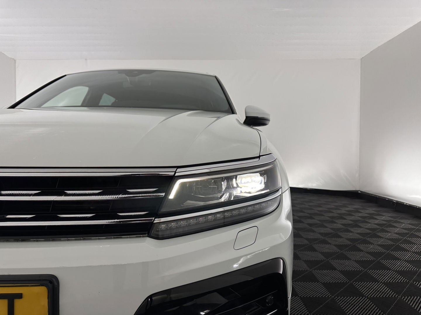 Volkswagen Tiguan 2.0 TSI 4Motion Highline Aut. *ADAPTIVE-CRUISE | FULL-LED | NAVI-FULLMAP | HEATED-COMFORTSEATS | CAMERA | NAVI-FULLMAP | SHIFT-PADDLES | PRIVACY-GLASS | ECC | PDC | 20''ALU*