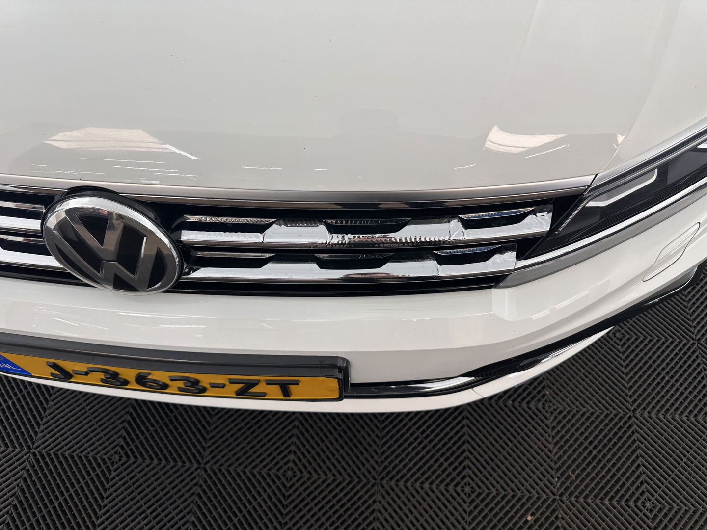Volkswagen Tiguan 2.0 TSI 4Motion Highline Aut. *ADAPTIVE-CRUISE | FULL-LED | NAVI-FULLMAP | HEATED-COMFORTSEATS | CAMERA | NAVI-FULLMAP | SHIFT-PADDLES | PRIVACY-GLASS | ECC | PDC | 20''ALU*