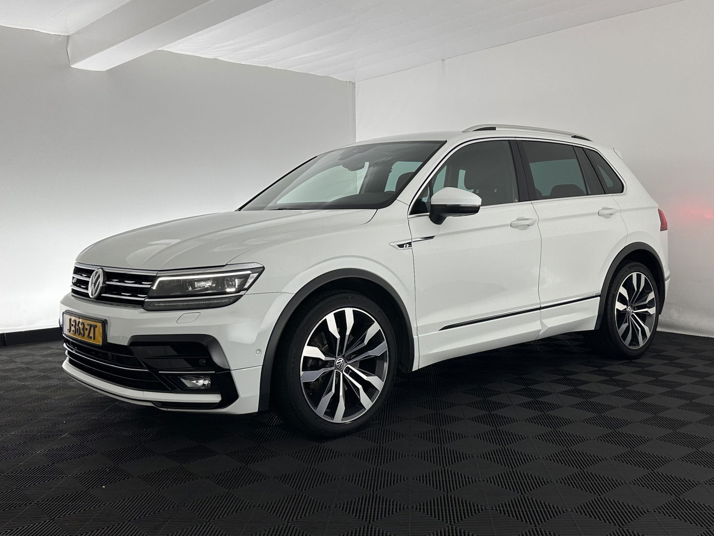 Volkswagen Tiguan 2.0 TSI 4Motion Highline Aut. *ADAPTIVE-CRUISE | FULL-LED | NAVI-FULLMAP | HEATED-COMFORTSEATS | CAMERA | NAVI-FULLMAP | SHIFT-PADDLES | PRIVACY-GLASS | ECC | PDC | 20''ALU*