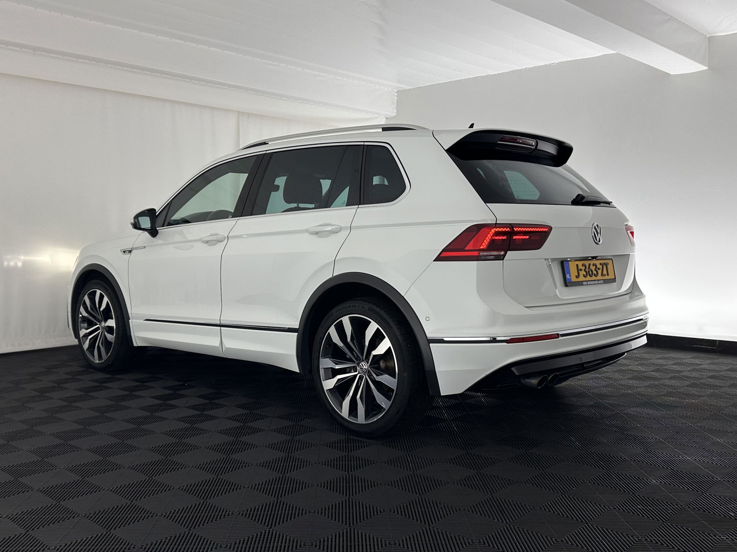Volkswagen Tiguan 2.0 TSI 4Motion Highline Aut. *ADAPTIVE-CRUISE | FULL-LED | NAVI-FULLMAP | HEATED-COMFORTSEATS | CAMERA | NAVI-FULLMAP | SHIFT-PADDLES | PRIVACY-GLASS | ECC | PDC | 20''ALU*