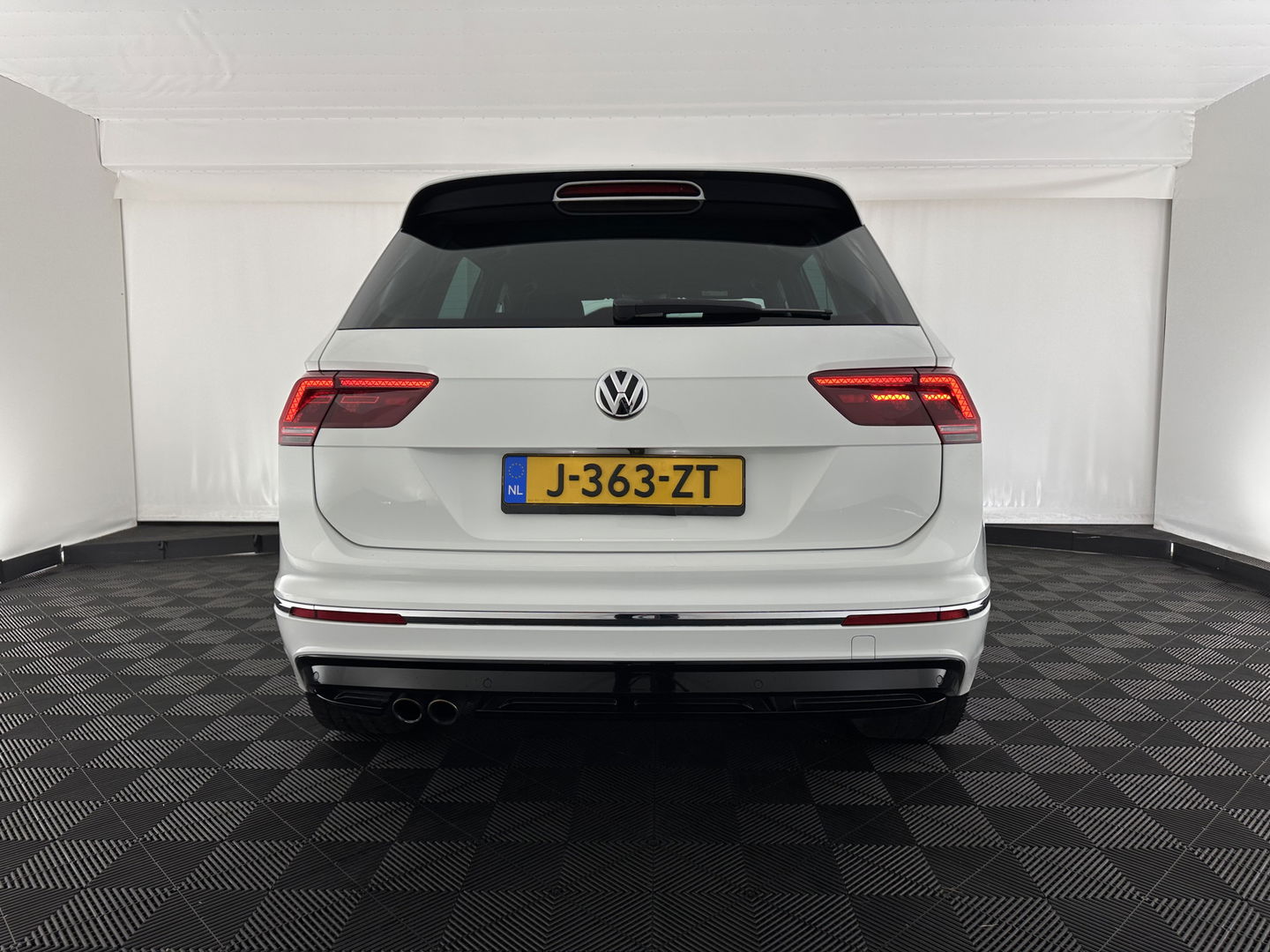 Volkswagen Tiguan 2.0 TSI 4Motion Highline Aut. *ADAPTIVE-CRUISE | FULL-LED | NAVI-FULLMAP | HEATED-COMFORTSEATS | CAMERA | NAVI-FULLMAP | SHIFT-PADDLES | PRIVACY-GLASS | ECC | PDC | 20''ALU*