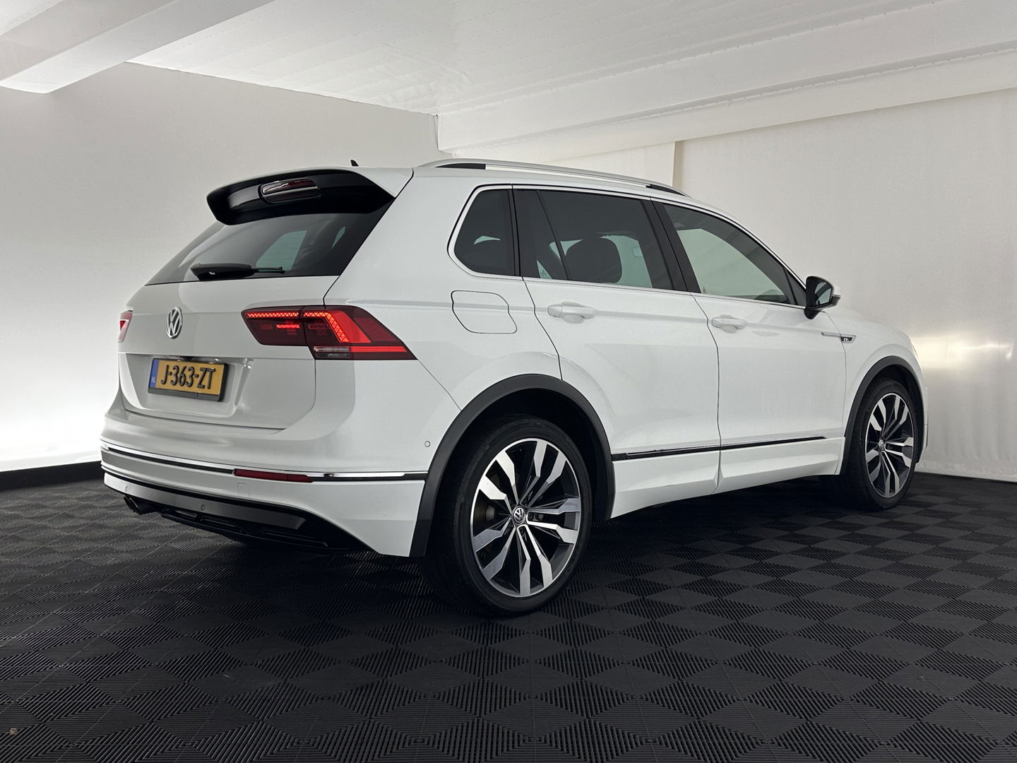 Volkswagen Tiguan 2.0 TSI 4Motion Highline Aut. *ADAPTIVE-CRUISE | FULL-LED | NAVI-FULLMAP | HEATED-COMFORTSEATS | CAMERA | NAVI-FULLMAP | SHIFT-PADDLES | PRIVACY-GLASS | ECC | PDC | 20''ALU*