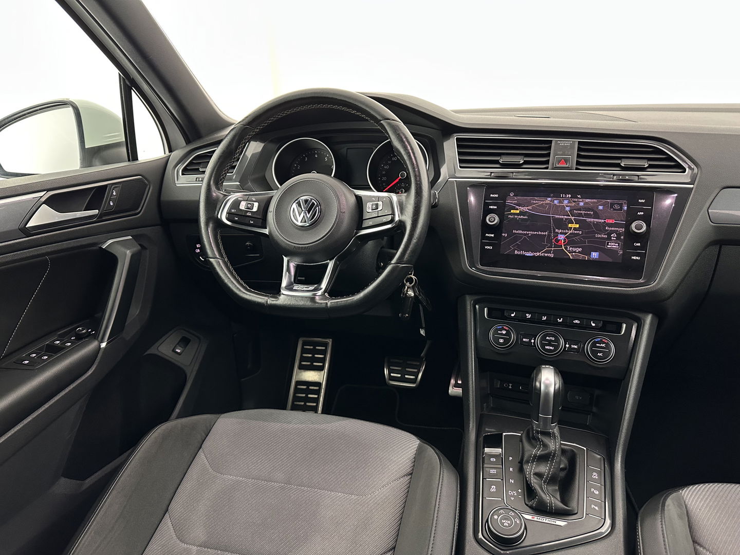 Volkswagen Tiguan 2.0 TSI 4Motion Highline Aut. *ADAPTIVE-CRUISE | FULL-LED | NAVI-FULLMAP | HEATED-COMFORTSEATS | CAMERA | NAVI-FULLMAP | SHIFT-PADDLES | PRIVACY-GLASS | ECC | PDC | 20''ALU*