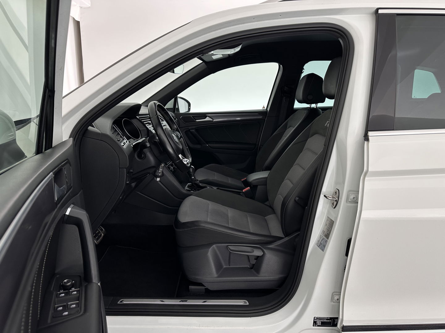 Volkswagen Tiguan 2.0 TSI 4Motion Highline Aut. *ADAPTIVE-CRUISE | FULL-LED | NAVI-FULLMAP | HEATED-COMFORTSEATS | CAMERA | NAVI-FULLMAP | SHIFT-PADDLES | PRIVACY-GLASS | ECC | PDC | 20''ALU*