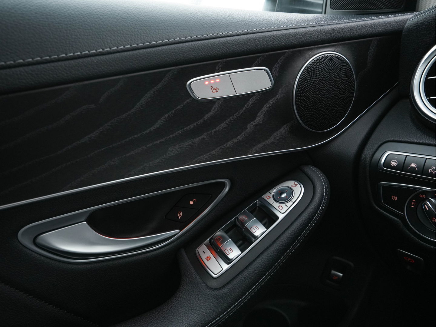 Mercedes-Benz GLC 350e 4MATIC Premium Plus Plug-in Aut. *LEATHER | FULL-LED | BLIND-SPOT | HEATED-SPORTSEATS | CAMERA | KEYLESS | AIR-SUSPENSION | ADAPTIVE-CRUISE | PRIVACY-GLASS | NAVI-FULLMAP | 20''ALU*