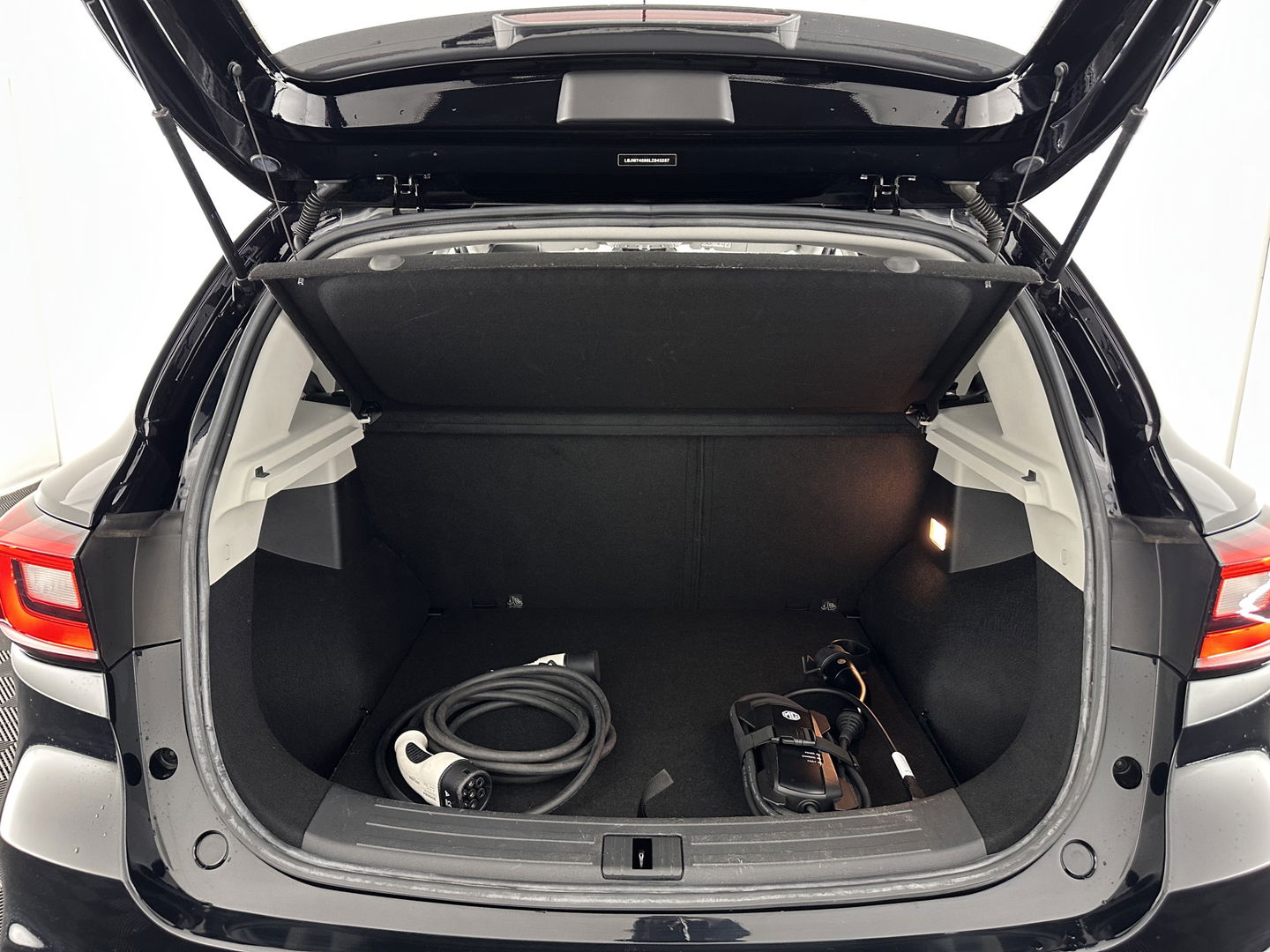 MG ZS EV Luxury 45 kWh INCL-BTW) Aut. *PANO | LEATHER | CCS-FASTLOADER | KEYLESS | NAVI-FULLMAP | ADAPTIVE-CRUISE | CAMERA | HEATED-SPORTSEATS | CARPLAY | BLINDSPOT | DAB | LANE-ASSIST | 17''ALU*