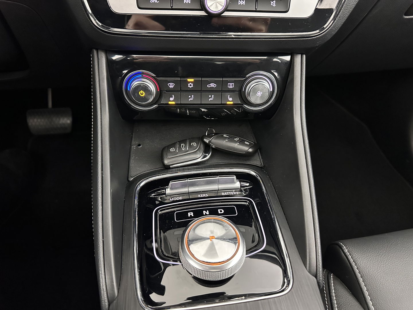 MG ZS EV Luxury 45 kWh INCL-BTW) Aut. *PANO | LEATHER | CCS-FASTLOADER | KEYLESS | NAVI-FULLMAP | ADAPTIVE-CRUISE | CAMERA | HEATED-SPORTSEATS | CARPLAY | BLINDSPOT | DAB | LANE-ASSIST | 17''ALU*