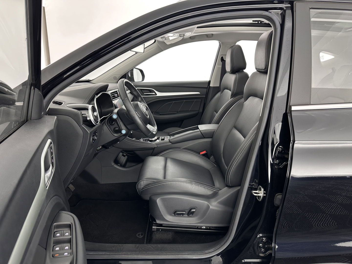 MG ZS EV Luxury 45 kWh INCL-BTW) Aut. *PANO | LEATHER | CCS-FASTLOADER | KEYLESS | NAVI-FULLMAP | ADAPTIVE-CRUISE | CAMERA | HEATED-SPORTSEATS | CARPLAY | BLINDSPOT | DAB | LANE-ASSIST | 17''ALU*