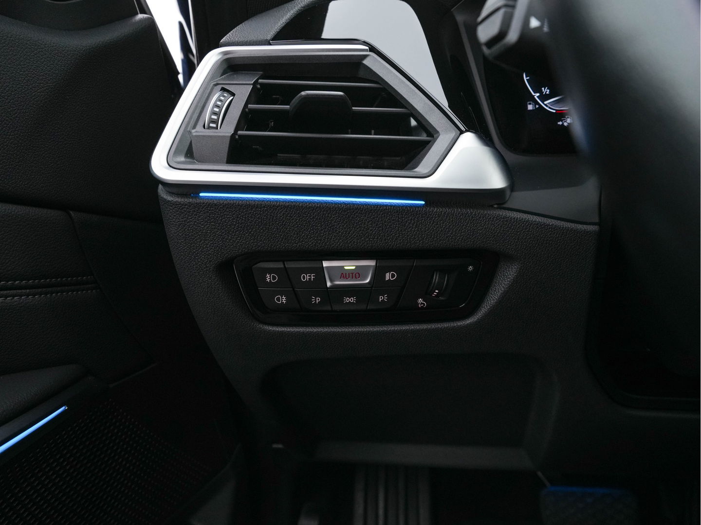 BMW 3 Serie Touring 320e Business Edition Plus [Plug-In] (INCL-BTW) Aut. *LEATHER | FULL-LED | HEATED-SPORTSEATS | DIGI-COCKPIT | HIFI-SOUND | NAVI-FULLMAP | PRIVACYGLASS | PDC | AMBIENTLIGHT | DAB | KEYLESS | TOWBAR | 17"ALU* *