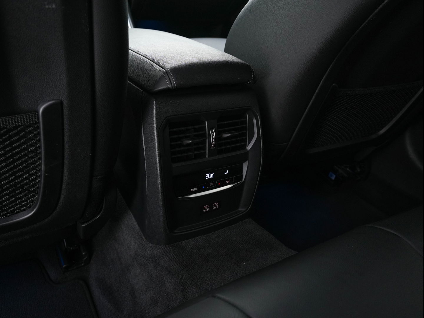 BMW 3 Serie Touring 320e Business Edition Plus [Plug-In] (INCL-BTW) Aut. *LEATHER | FULL-LED | HEATED-SPORTSEATS | DIGI-COCKPIT | HIFI-SOUND | NAVI-FULLMAP | PRIVACYGLASS | PDC | AMBIENTLIGHT | DAB | KEYLESS | TOWBAR | 17"ALU* *