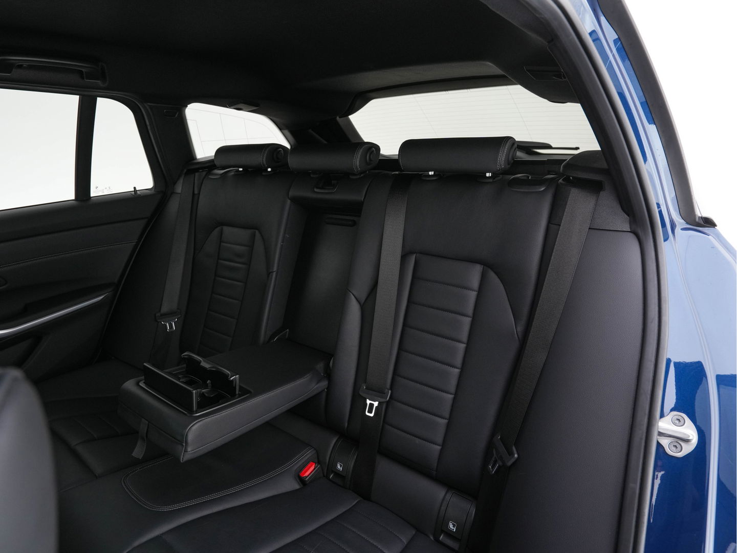 BMW 3 Serie Touring 320e Business Edition Plus [Plug-In] (INCL-BTW) Aut. *LEATHER | FULL-LED | HEATED-SPORTSEATS | DIGI-COCKPIT | HIFI-SOUND | NAVI-FULLMAP | PRIVACYGLASS | PDC | AMBIENTLIGHT | DAB | KEYLESS | TOWBAR | 17"ALU* *