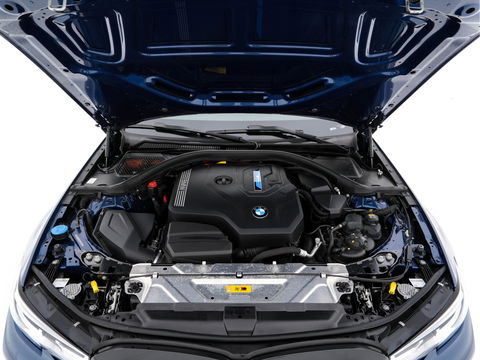 BMW 3 Serie Touring 320e Business Edition Plus [Plug-In] (INCL-BTW) Aut. *LEATHER | FULL-LED | HEATED-SPORTSEATS | DIGI-COCKPIT | HIFI-SOUND | NAVI-FULLMAP | PRIVACYGLASS | PDC | AMBIENTLIGHT | DAB | KEYLESS | TOWBAR | 17"ALU* *