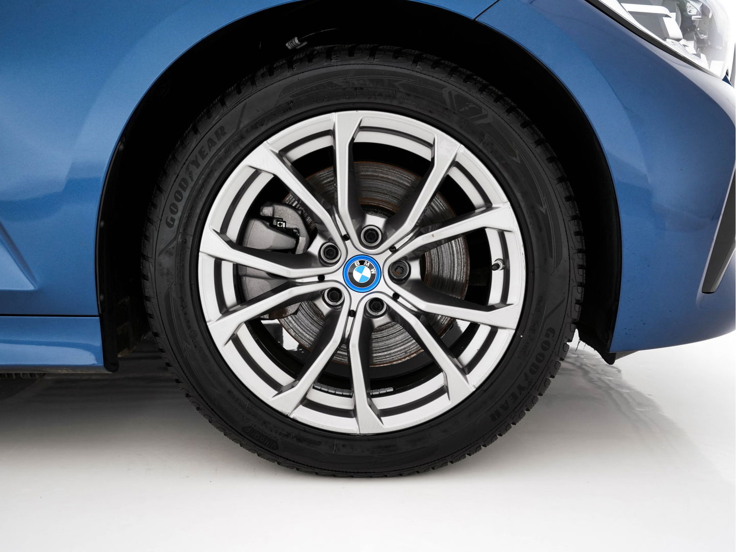 BMW 3 Serie Touring 320e Business Edition Plus [Plug-In] (INCL-BTW) Aut. *LEATHER | FULL-LED | HEATED-SPORTSEATS | DIGI-COCKPIT | HIFI-SOUND | NAVI-FULLMAP | PRIVACYGLASS | PDC | AMBIENTLIGHT | DAB | KEYLESS | TOWBAR | 17"ALU* *