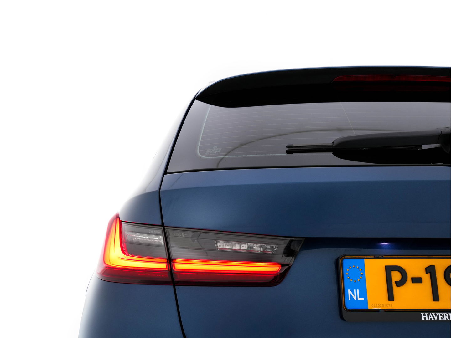 BMW 3 Serie Touring 320e Business Edition Plus [Plug-In] (INCL-BTW) Aut. *LEATHER | FULL-LED | HEATED-SPORTSEATS | DIGI-COCKPIT | HIFI-SOUND | NAVI-FULLMAP | PRIVACYGLASS | PDC | AMBIENTLIGHT | DAB | KEYLESS | TOWBAR | 17"ALU* *