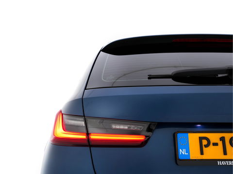 BMW 3 Serie Touring 320e Business Edition Plus [Plug-In] (INCL-BTW) Aut. *LEATHER | FULL-LED | HEATED-SPORTSEATS | DIGI-COCKPIT | HIFI-SOUND | NAVI-FULLMAP | PRIVACYGLASS | PDC | AMBIENTLIGHT | DAB | KEYLESS | TOWBAR | 17"ALU* *