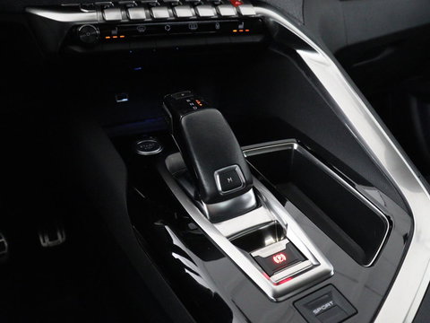 Peugeot 3008 1.6 e-THP Allure | Panoramadak | Trekhaak | Stoelverwarming | Adaptive cruise | FOCAL Sound | 360 Camera | Half leder | Keyless | Full LED | Massage | Navigatie