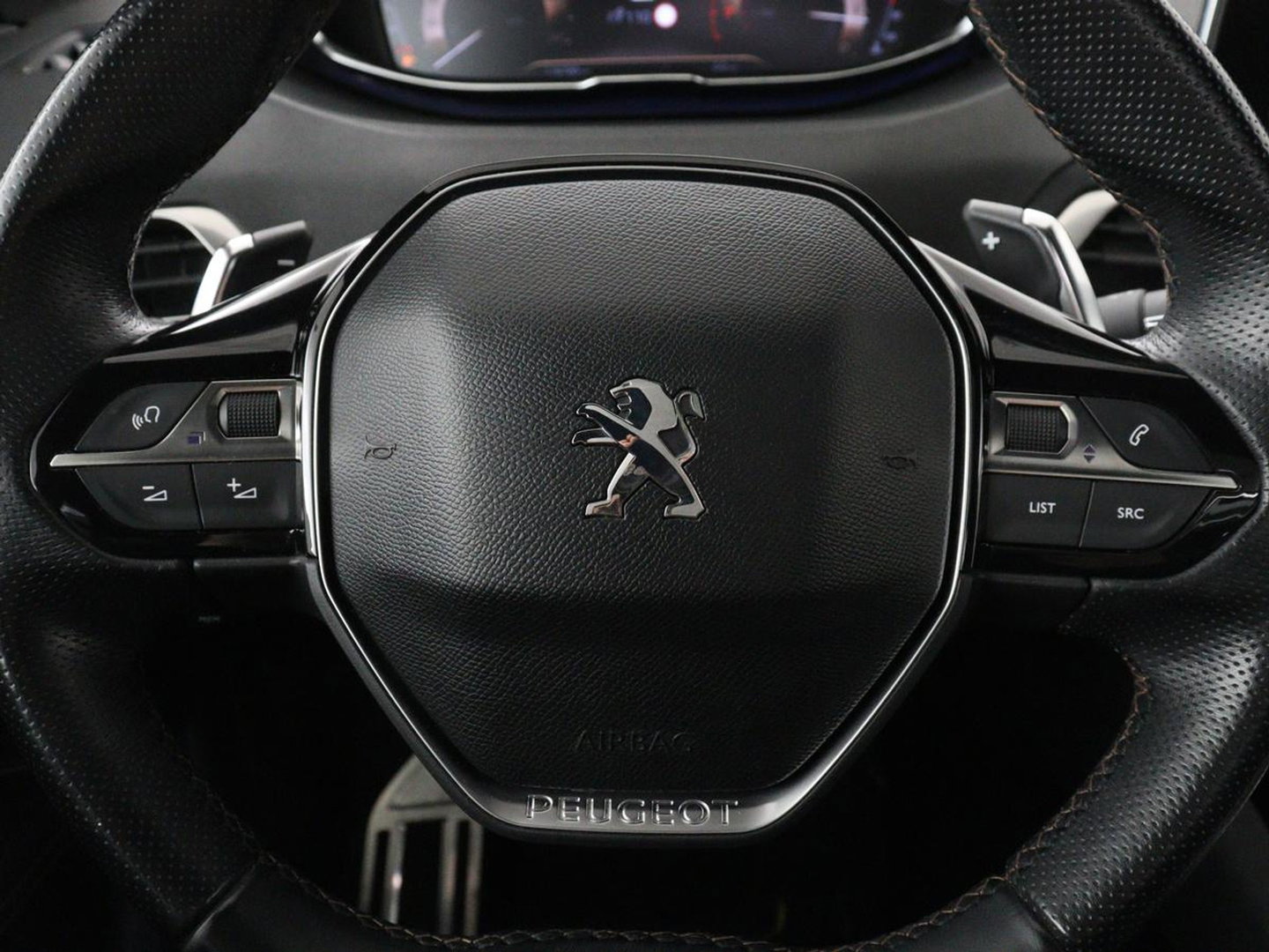 Peugeot 3008 1.6 e-THP Allure | Panoramadak | Trekhaak | Stoelverwarming | Adaptive cruise | FOCAL Sound | 360 Camera | Half leder | Keyless | Full LED | Massage | Navigatie