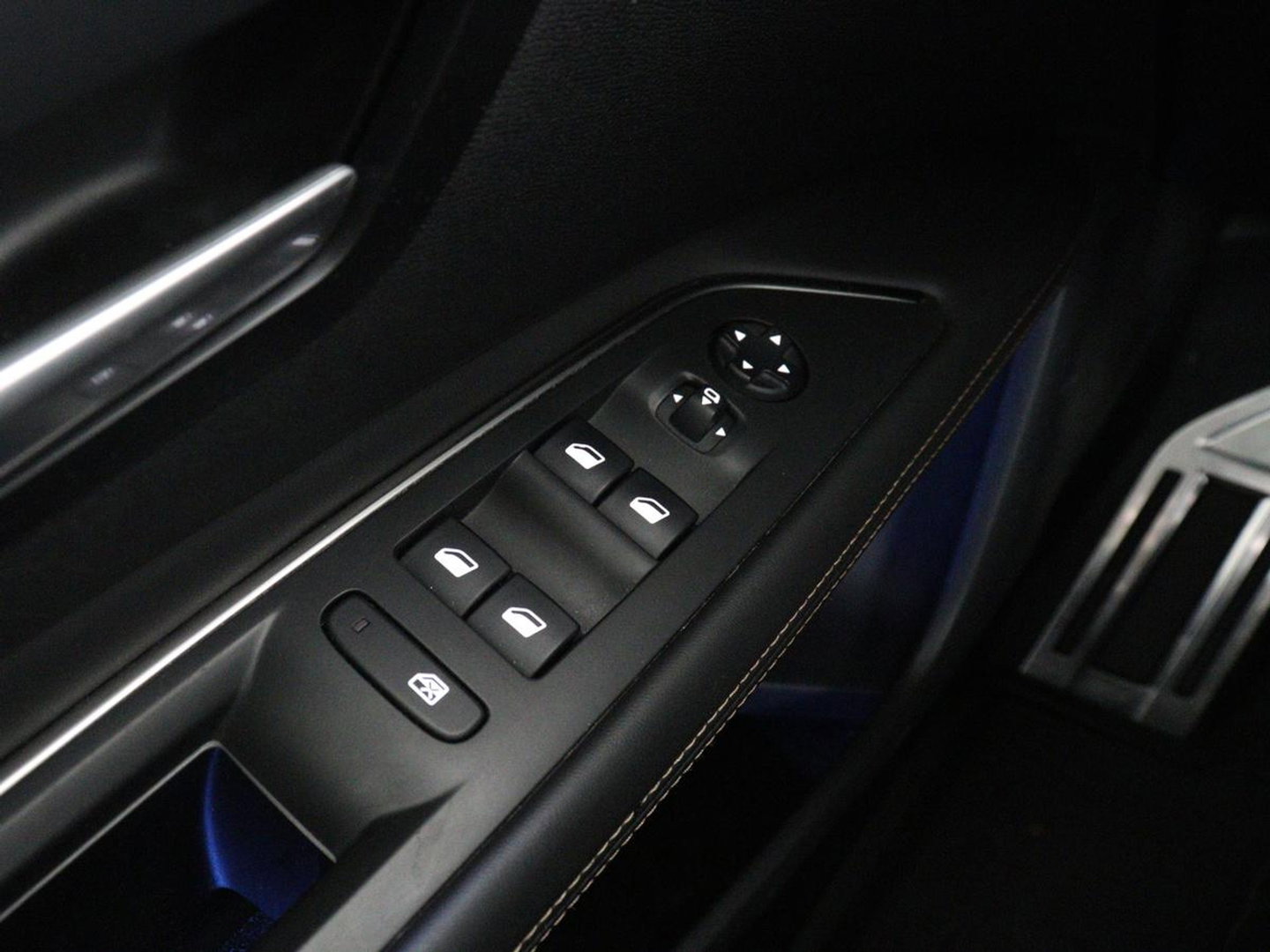 Peugeot 3008 1.6 e-THP Allure | Panoramadak | Trekhaak | Stoelverwarming | Adaptive cruise | FOCAL Sound | 360 Camera | Half leder | Keyless | Full LED | Massage | Navigatie