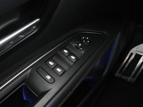 Peugeot 3008 1.6 e-THP Allure | Panoramadak | Trekhaak | Stoelverwarming | Adaptive cruise | FOCAL Sound | 360 Camera | Half leder | Keyless | Full LED | Massage | Navigatie