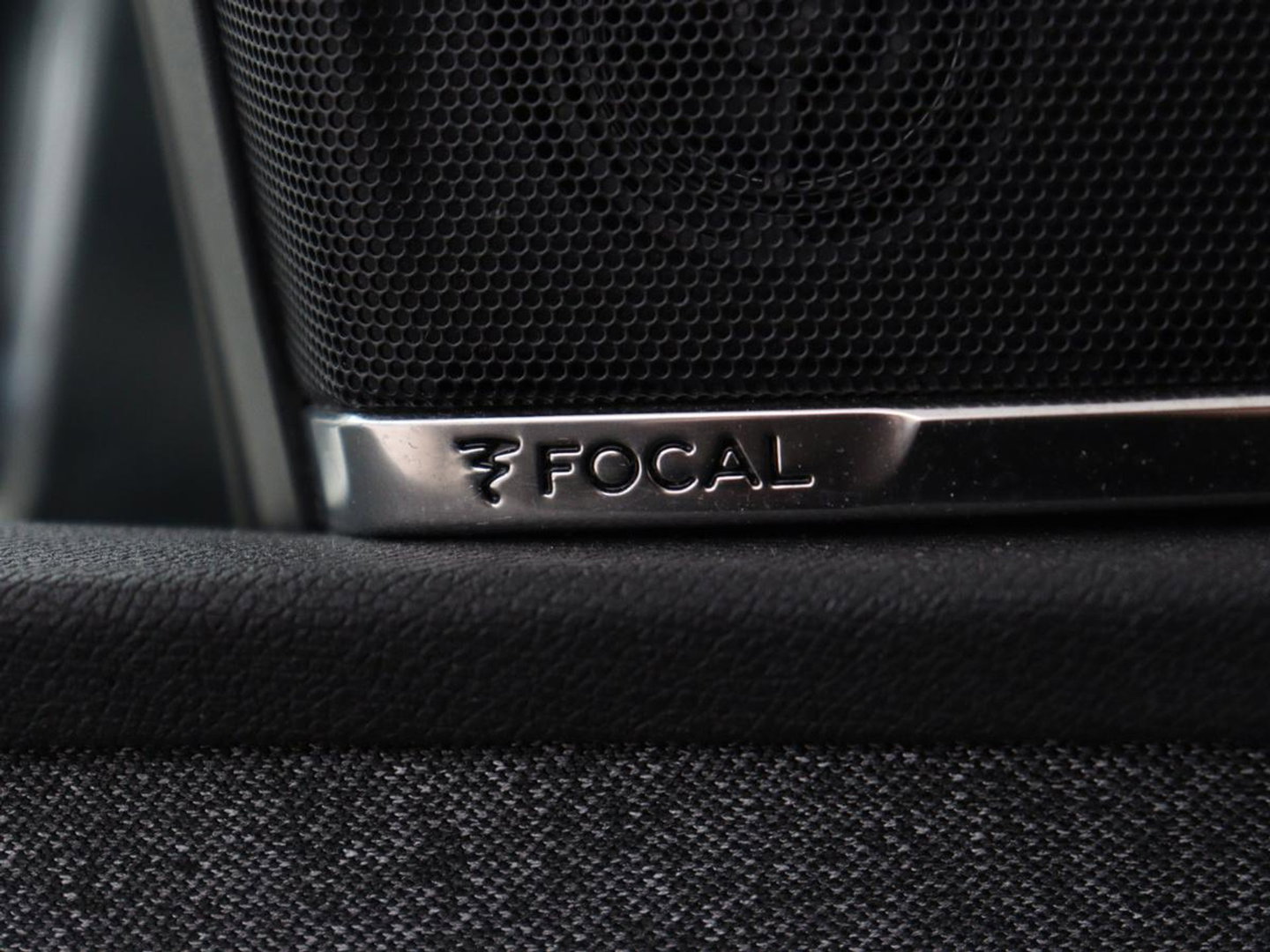 Peugeot 3008 1.6 e-THP Allure | Panoramadak | Trekhaak | Stoelverwarming | Adaptive cruise | FOCAL Sound | 360 Camera | Half leder | Keyless | Full LED | Massage | Navigatie