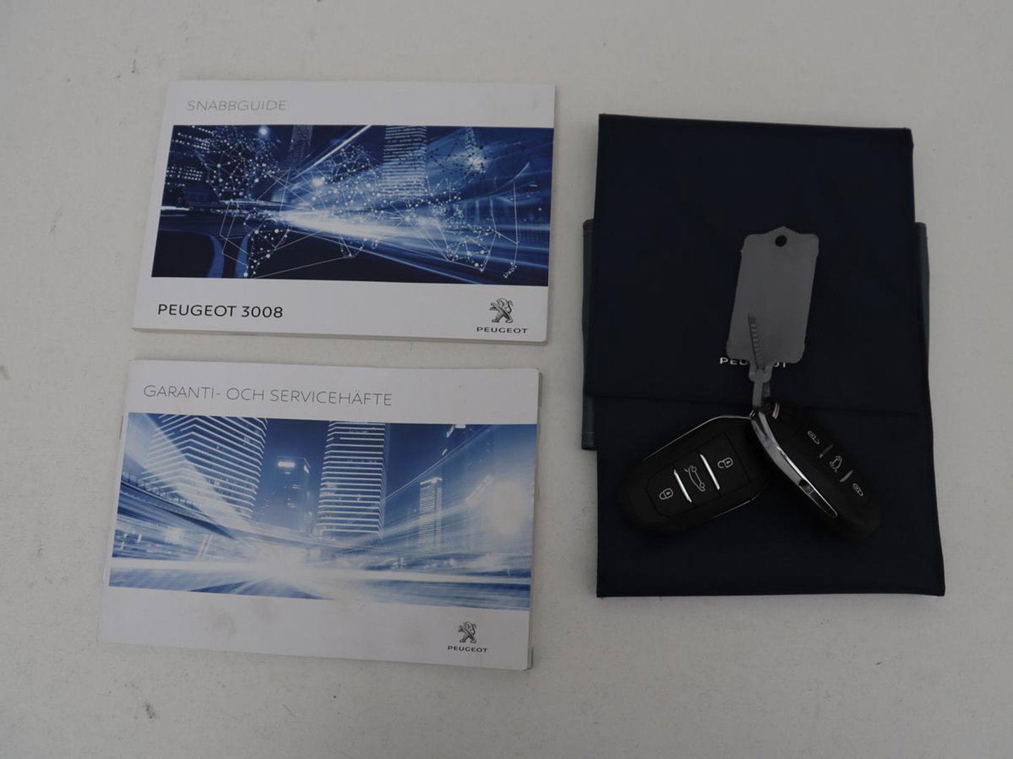 Peugeot 3008 1.6 e-THP Allure | Panoramadak | Trekhaak | Stoelverwarming | Adaptive cruise | FOCAL Sound | 360 Camera | Half leder | Keyless | Full LED | Massage | Navigatie