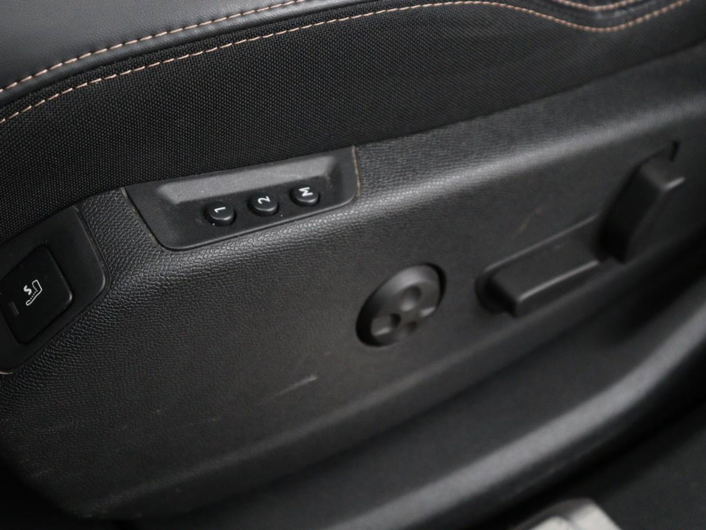 Peugeot 3008 1.6 e-THP Allure | Panoramadak | Trekhaak | Stoelverwarming | Adaptive cruise | FOCAL Sound | 360 Camera | Half leder | Keyless | Full LED | Massage | Navigatie