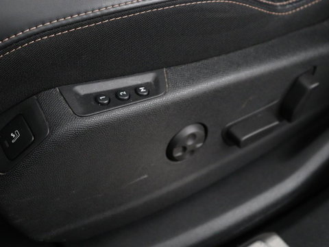 Peugeot 3008 1.6 e-THP Allure | Panoramadak | Trekhaak | Stoelverwarming | Adaptive cruise | FOCAL Sound | 360 Camera | Half leder | Keyless | Full LED | Massage | Navigatie