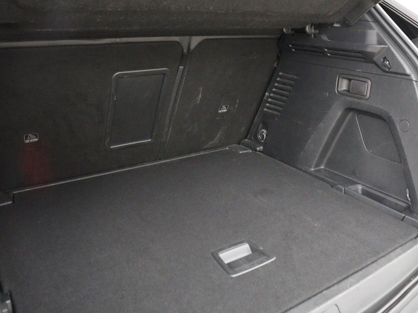 Peugeot 3008 1.6 e-THP Allure | Panoramadak | Trekhaak | Stoelverwarming | Adaptive cruise | FOCAL Sound | 360 Camera | Half leder | Keyless | Full LED | Massage | Navigatie