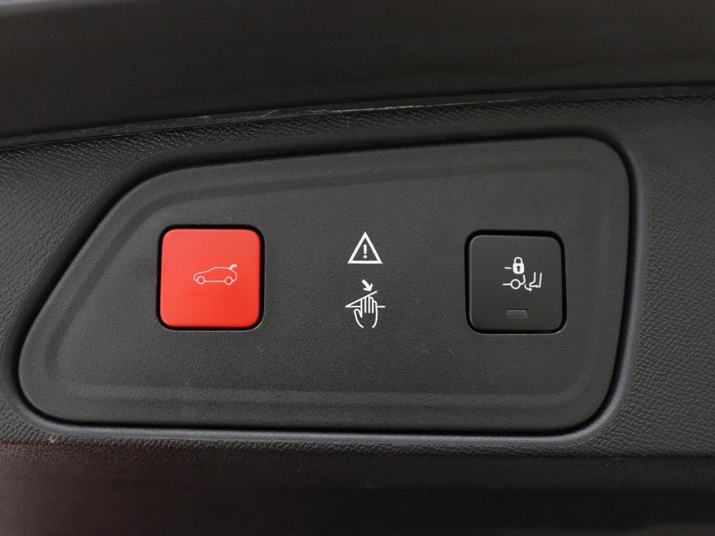 Peugeot 3008 1.6 e-THP Allure | Panoramadak | Trekhaak | Stoelverwarming | Adaptive cruise | FOCAL Sound | 360 Camera | Half leder | Keyless | Full LED | Massage | Navigatie