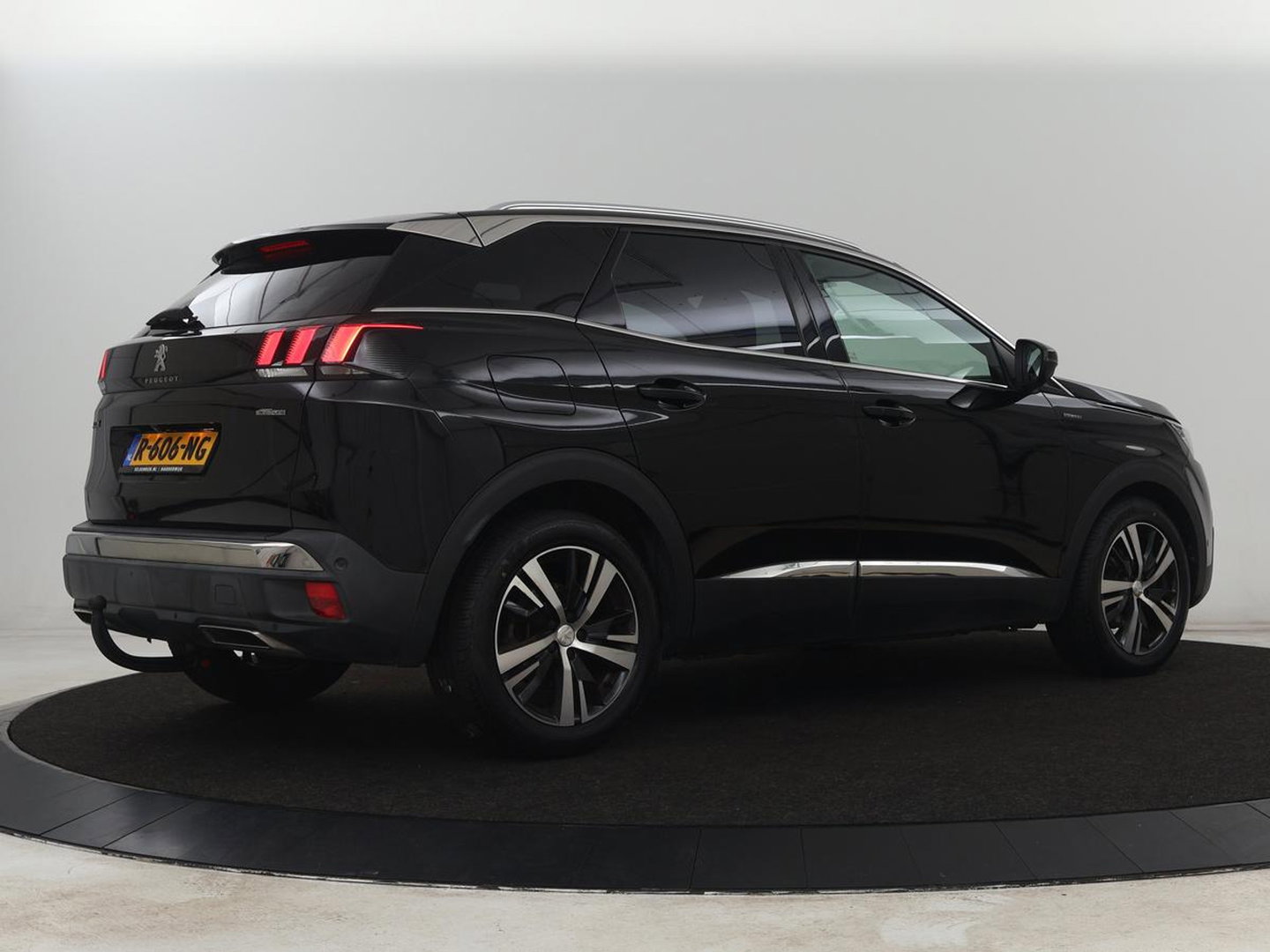 Peugeot 3008 1.6 e-THP Allure | Panoramadak | Trekhaak | Stoelverwarming | Adaptive cruise | FOCAL Sound | 360 Camera | Half leder | Keyless | Full LED | Massage | Navigatie