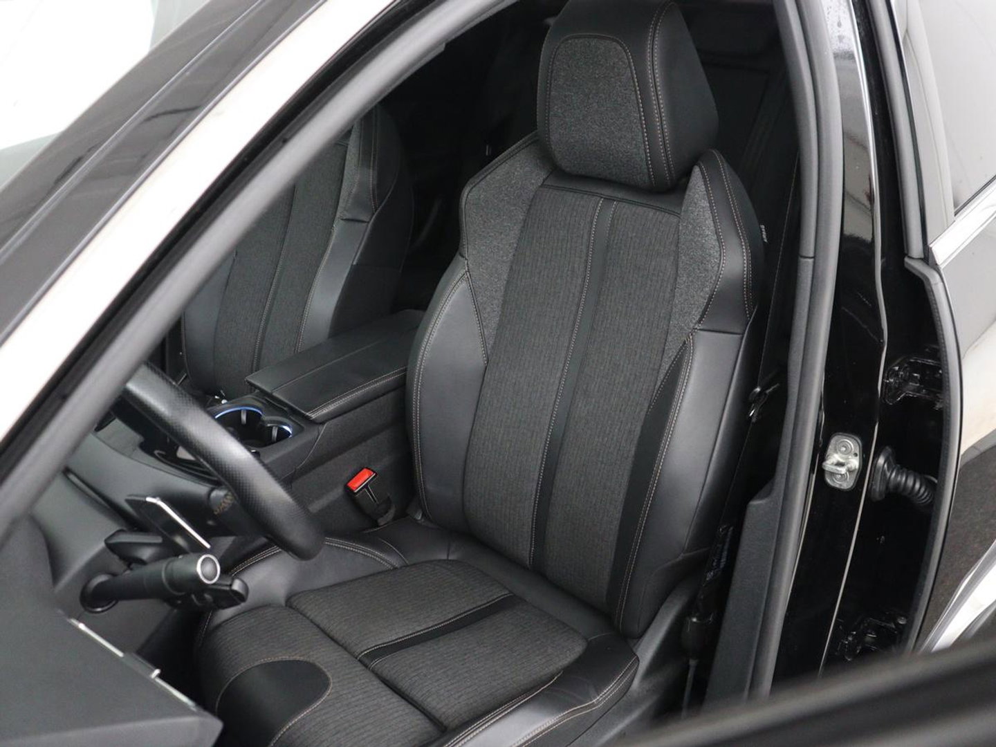 Peugeot 3008 1.6 e-THP Allure | Panoramadak | Trekhaak | Stoelverwarming | Adaptive cruise | FOCAL Sound | 360 Camera | Half leder | Keyless | Full LED | Massage | Navigatie