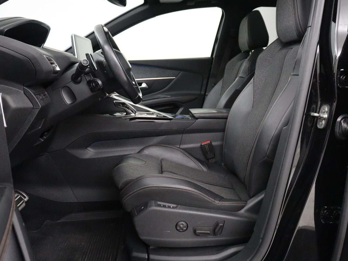 Peugeot 3008 1.6 e-THP Allure | Panoramadak | Trekhaak | Stoelverwarming | Adaptive cruise | FOCAL Sound | 360 Camera | Half leder | Keyless | Full LED | Massage | Navigatie