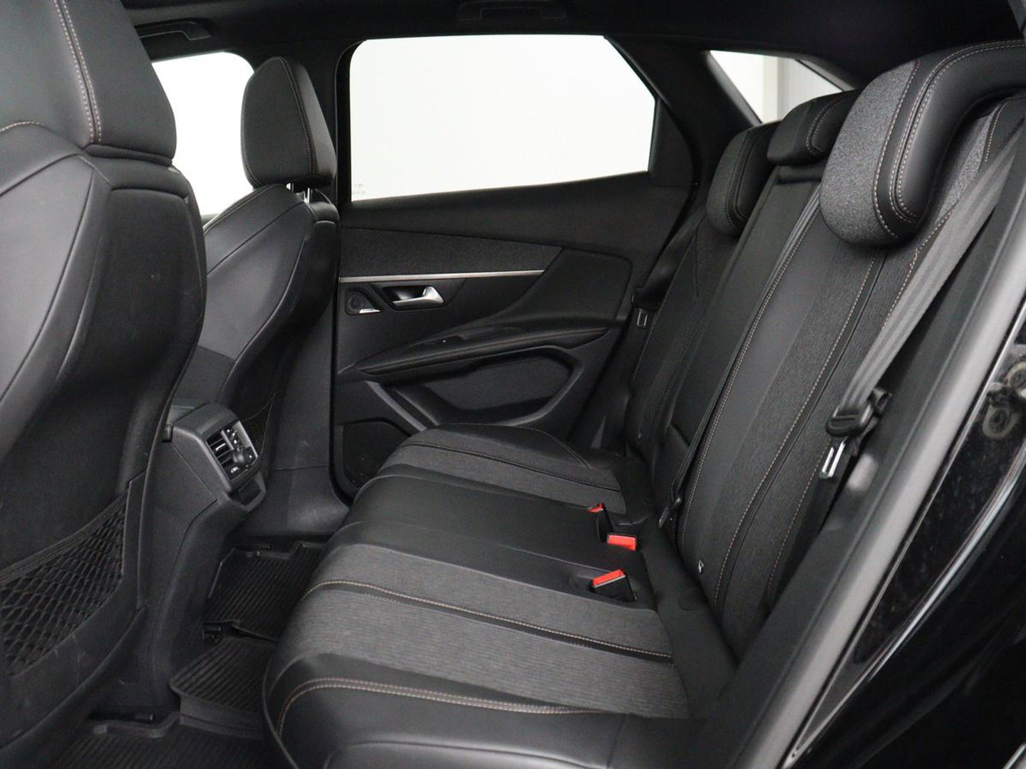 Peugeot 3008 1.6 e-THP Allure | Panoramadak | Trekhaak | Stoelverwarming | Adaptive cruise | FOCAL Sound | 360 Camera | Half leder | Keyless | Full LED | Massage | Navigatie