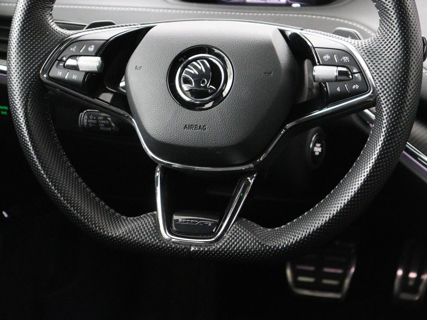 Škoda Enyaq iV 80 Sportline | SOH 94% | Panoramadak | Stoelverwarming | Memory | Adaptive cruise | Leder/Alcantara | Camera | Carplay | Keyless | DAB | Navigatie | Matrix LED