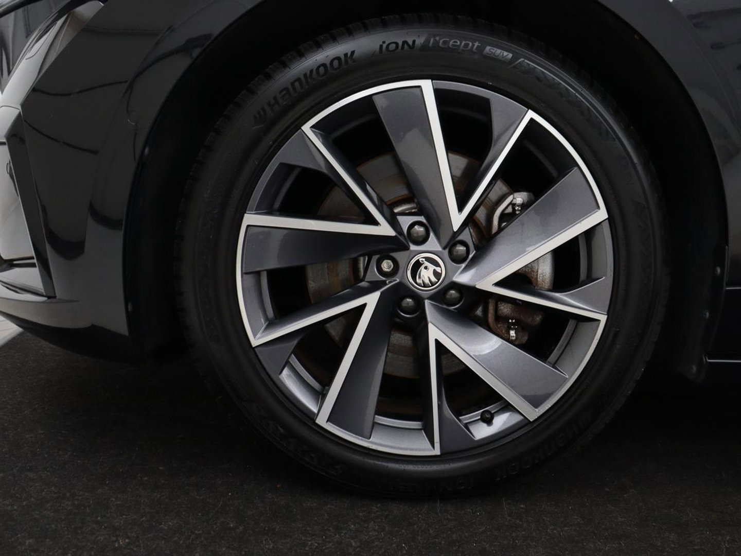 Škoda Enyaq iV 80 Sportline | SOH 94% | Panoramadak | Stoelverwarming | Memory | Adaptive cruise | Leder/Alcantara | Camera | Carplay | Keyless | DAB | Navigatie | Matrix LED