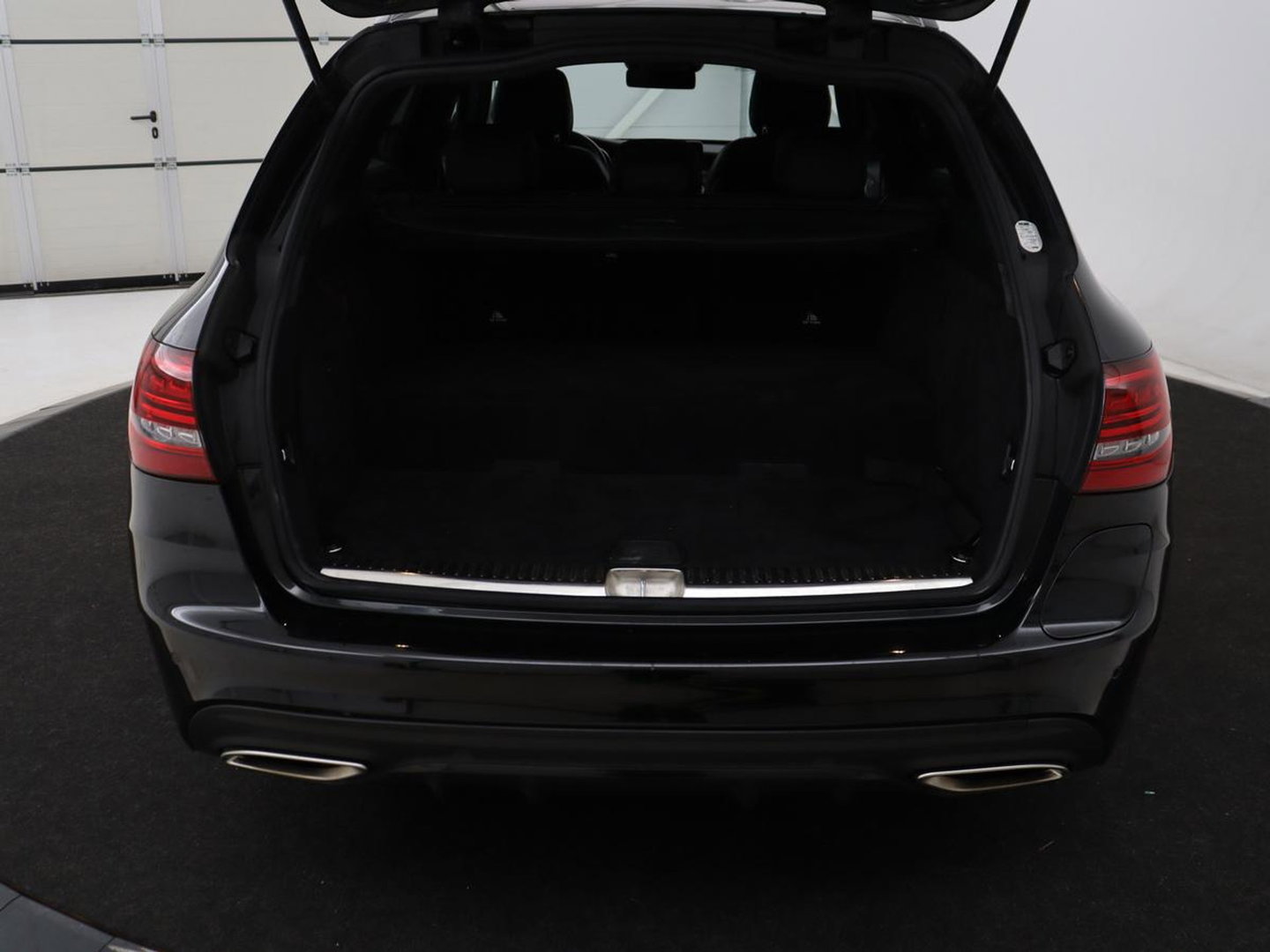 Mercedes-Benz C-Klasse 300e AMG Limited | SOH 91% | Panoramadak | 360 Camera | Stoelverwarming | Trekhaak | Carplay | Leder/Alcantara | Sfeerverlichting | Navigatie | Cruise control | Park Assist |