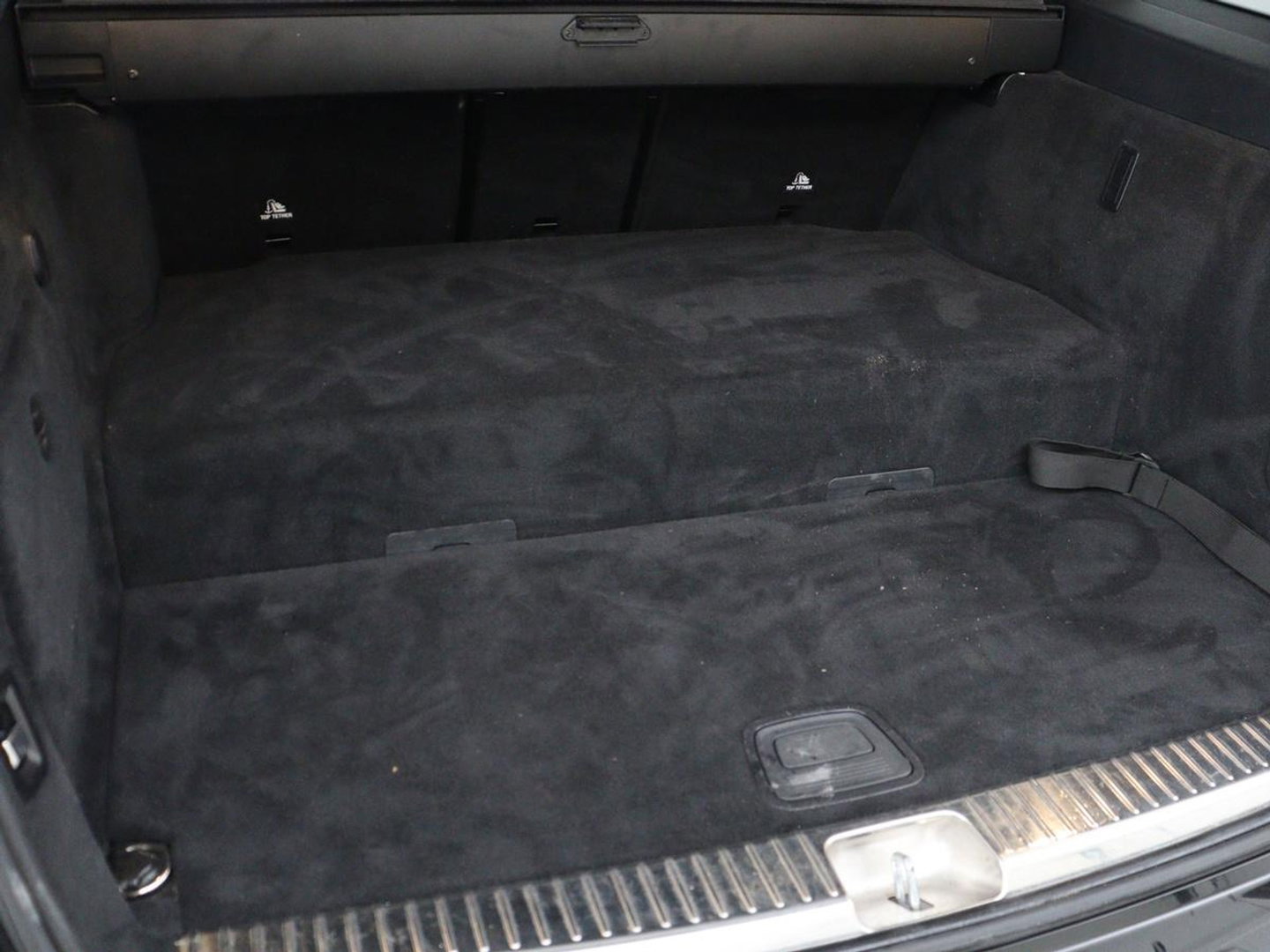 Mercedes-Benz C-Klasse 300e AMG Limited | SOH 91% | Panoramadak | 360 Camera | Stoelverwarming | Trekhaak | Carplay | Leder/Alcantara | Sfeerverlichting | Navigatie | Cruise control | Park Assist |