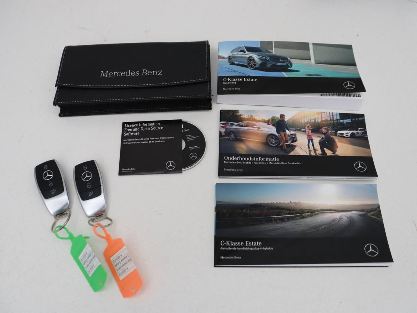 Mercedes-Benz C-Klasse 300e AMG Limited | SOH 91% | Panoramadak | 360 Camera | Stoelverwarming | Trekhaak | Carplay | Leder/Alcantara | Sfeerverlichting | Navigatie | Cruise control | Park Assist |